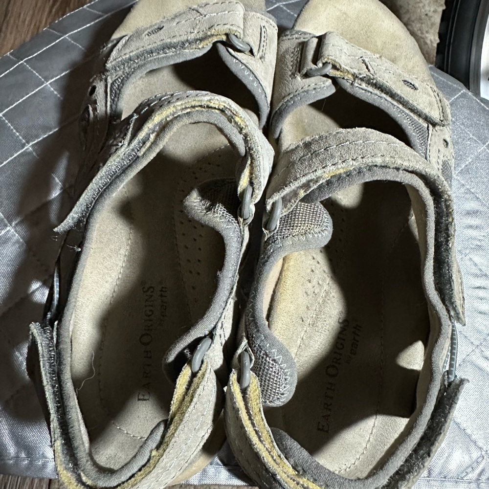 Earth Origins Men’s Size 9 Comfort sport sandals adjustable straps in tan gray